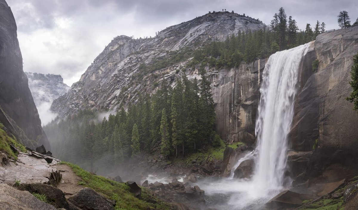  Thác nước đẹp  mê hồn Vernal ở Vườn Quốc gia Yosemite.